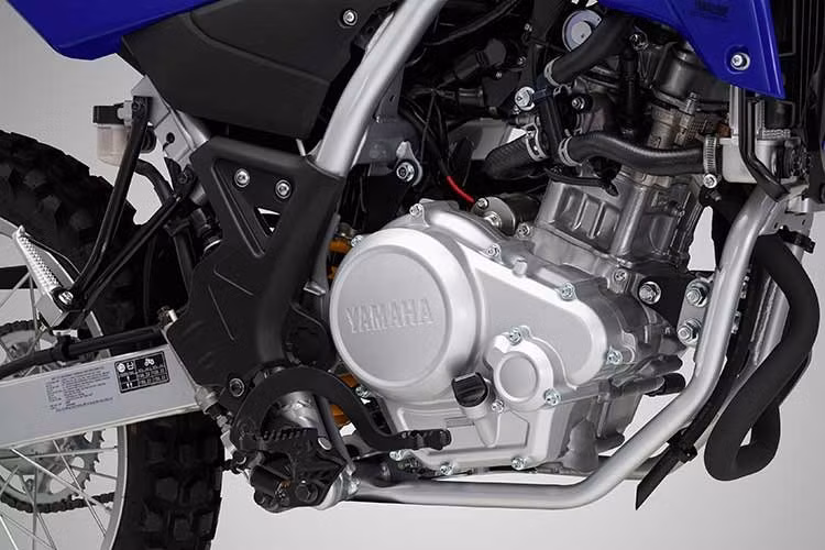 Về tổng quan, WR155R được thiết kế nhằm hỗ trợ người lái tự do phát huy khả năng điều khiển xe trên nhiều dạng địa hình, linh hoạt khi di chuyển thường nhật nhưng cũng sẵn sàng cùng bạn thay đổi hành trình chinh phục những cung đường mới. Khối động cơ của WR155R được tinh chỉnh hệ thống nạp - xả để tối ưu lực kéo ở dải vòng tua thấp và trung.