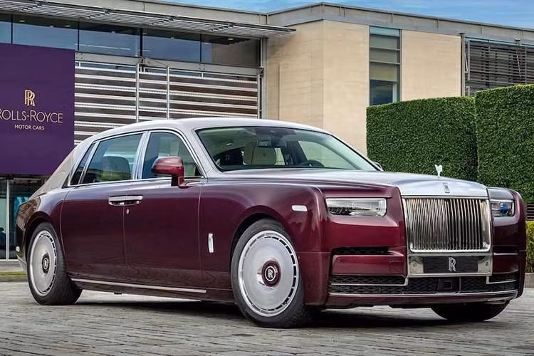 Lấy cảm hứng từ chim ruồi, Rolls-Royce vừa công bố Phantom Hummingbird. Đây là một phiên bản "hàng thửa" dựa trên Phantom Extended trục cơ sở dài, được đặt hàng bởi một khách hàng người vợ của mình. Phantom Hummingbird là chiếc Rolls-Royce đầu tiên được chế tạo với kỹ thuật khảm vỏ bào ngư.