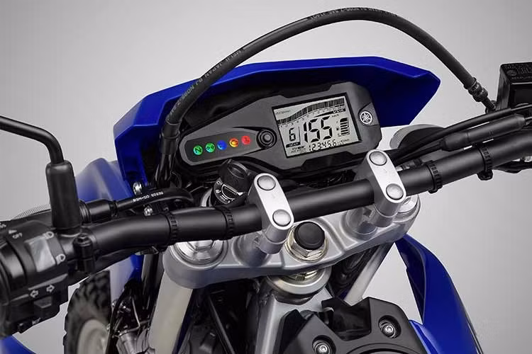 Yamaha WR155R 2026 mang thiết kế Enduro đặc trưng – cao ráo và khỏe khoắn, tạo nên diện mạo thể thao, nổi bật và khác biệt trên đường phố. Tư thế lái cao ráo cho khả năng quan sát tốt; khoảng sáng gầm 245 mm giúp người lái vượt địa hình một cách dễ dàng.