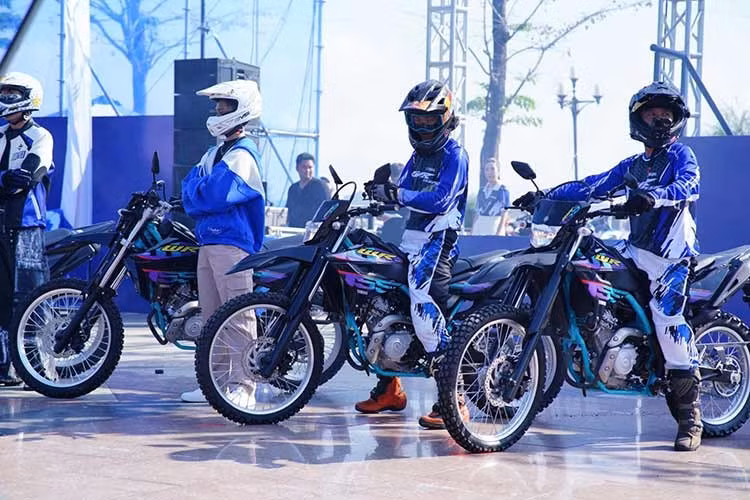 Khối động cơ của Yamaha WR155R 2026 đạt mô-men xoắn cực đại 14,3 Nm tại 6.500 vòng/phút, dễ dàng tạo lực kéo khi leo dốc và vượt chướng ngại vật. Đồng thời, công suất cực đại 16,7 PS tại 10.000 vòng/phút vẫn đảm bảo khả năng vận hành mượt mà trên đường nhựa và những cung đường cần duy trì tốc độ.
