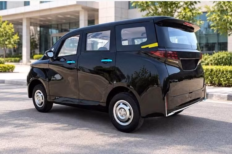 Mẫu xe MPV thuần điện Nora Metro 2026 này được xếp vào nhóm xe bốn bánh L7 với kích thước nhỏ. Theo đó, xe sở hữu kích thước dài x rộng x cao lần lượt 3.900 x 1.800 x 1.800 mm và chiều dài cơ sở chỉ 2.360 mm.