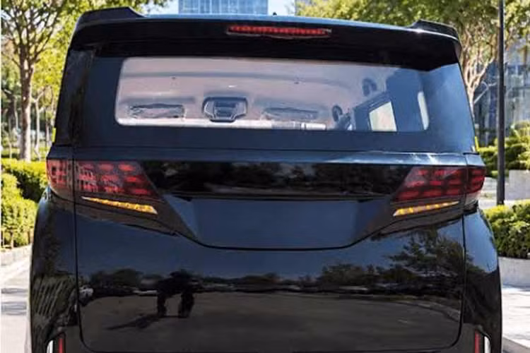 Khu vực phía sau, đặc biệt là cụm đèn hậu, lại như được bê nguyên từ Toyota Alphard sang. Nora Metro 2026 thuần điện được trang bị đèn pha LED, dải đèn LED định vị ban ngày và bộ mâm 14 inch, nằm trong lốp 195/70R14.