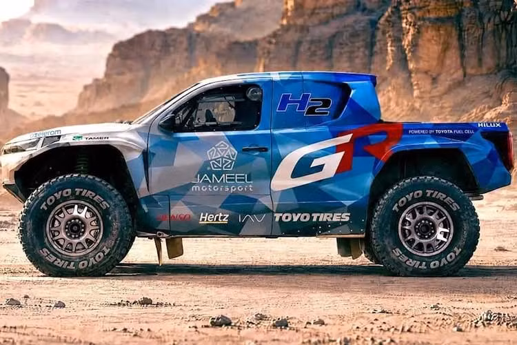 Đội đua Toyota Gazoo Racing dự định sử dụng một chiếc xe chạy bằng hydro tại giải Dakar Future Mission 1000 vào tháng 1 năm 2027. Chiếc DKR GR FC Hilux là phiên bản sử dụng pin nhiên liệu của chiếc Dakar Hilux hiện có của đội.