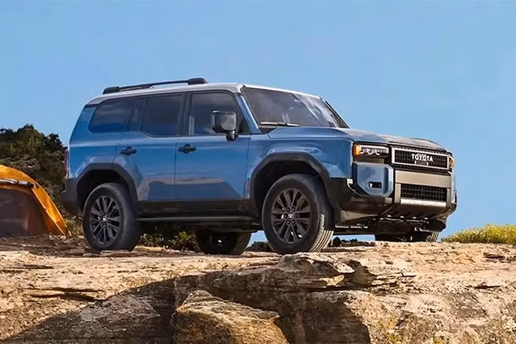 Toyota Land Cruiser Prado thế hệ mới (250 Series) đã lần đầu tiên trình làng vào hồi tháng 8/2023. Vào thời điểm đó, mẫu SUV này đã được công bố sẽ có hệ truyền động mild hybrid 48V, bao gồm động cơ diesel 4 xi-lanh thẳng hàng, tăng áp, dung tích 2.8L có mã 1GD-FTV, kết hợp với hộp số tự động 8 cấp Direct Shift và mô-tơ - máy phát điện.