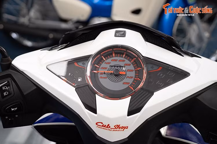 Yếm trước tích hợp cụm đèn xi-nhan bóng halogen cùng đèn định vị cho hiệu ứng ánh sáng vàng khi bật khoá. Honda Dash 125 được trang bị màn hình hiển thị thông tin gồm đồng hồ tốc độ analog kết hợp cụm đèn báo phân chia thành những khu vực chức năng nhìn rất trực quan.