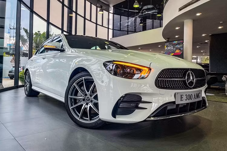 Các dòng Mercedes-Benz có VIN 2023-2024 giảm sâu đến vài trăm triệu. Chẳng hạn như mẫu Mercedes-Benz E300 AMG VIN 2023 đang được đại lý tại Hà Nội chào bán với giá khoảng 2,6 tỷ đồng, tức giảm 610 triệu đồng so với giá niêm yết.