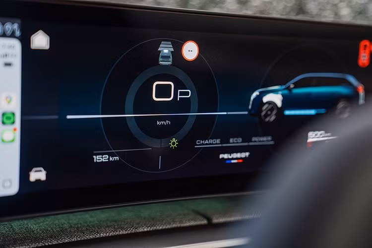 Xe có vô-lăng thể thao, Apple CarPlay/Android Auto không dây, điều khiển giọng nói AI và cập nhật phần mềm qua mạng (OTA).