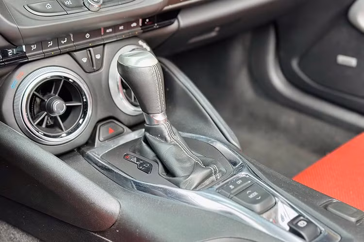 Chevrolet Camaro RS mui trần đang được rao bán 2,29 tỷ đồng được trang bị động cơ 4 xi-lanh, tăng áp, dung tích 2.0 lít, sản sinh công suất tối đa 275 mã lực và mô-men xoắn cực đại 400 Nm.