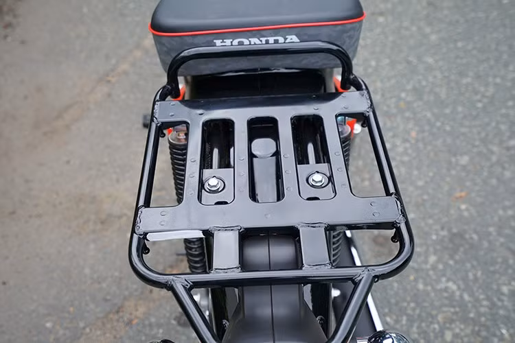 Honda Cross Cub CC110 Kumamon Edition 2025 mới về Việt Nam sở hữu trọng lượng 107kg, phần đầu xe được trang bị đèn pha LED tròn lớn được đặt phía trên chắn bùn trước và được bảo vệ trong khung chắc chắn.