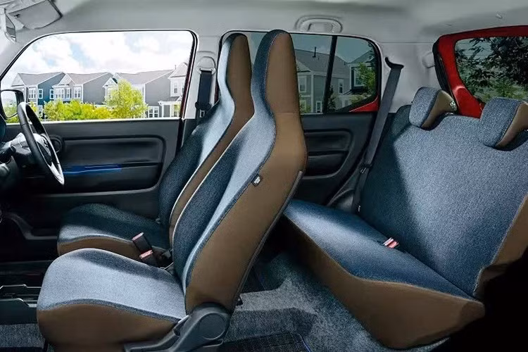 Các tính năng an toàn tiêu chuẩn của xe bao gồm hệ thống hỗ trợ phanh ở tốc độ thấp (tiến/lùi), cảnh báo lệch làn đường, cảnh báo xe khởi hành (xe phía trước và đèn tín hiệu giao thông), cùng với cảm biến đỗ xe.