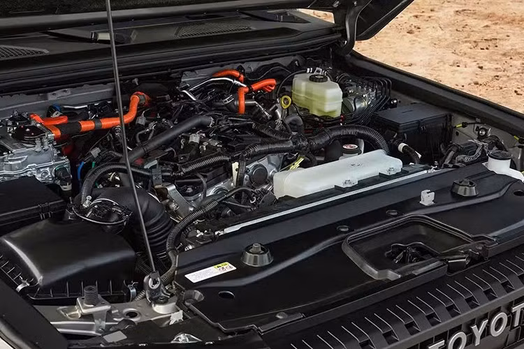 Trong khi đó, thiết kế và trang bị nội - ngoại thất của Toyota Land Cruiser Hybrid 48V không có gì mới. Mẫu SUV này vẫn sở hữu thiết kế đầu xe thẳng đứng, lưới tản nhiệt hình chữ nhật đi kèm dòng chữ "Toyota" thay vì logo của hãng, cản trước khỏe khoắn tích hợp đèn sương mù, hốc bánh góc cạnh, gương chiếu hậu to bản, đèn hậu nằm dọc và cửa cốp mở lên trên.