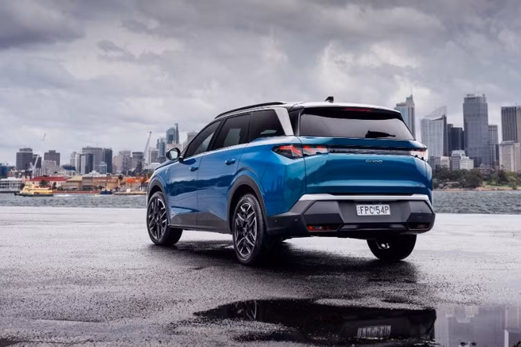 Mẫu xe SUV 7 chỗ ngồi Peugeot 5008 2025 mới này sẽ nhắm đến nhóm khách hàng đề cao sự thực dụng và tiết kiệm nhiên liệu, trong khi vẫn mong muốn một thiết kế hiện đại và nội thất tiện nghi.
