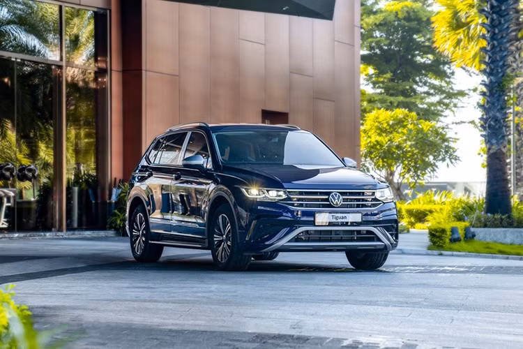 Khách mua xe Volkswagen Touareg trong tháng 6 được hỗ trợ 100% lệ phí trước bạ, áp dụng cho cả 2 phiên bản Elegance và Luxury. Với giá niêm yết từ 2,699 tỷ đồng - 3,099 tỷ đồng, khách mua xe có thể tiết kiệm khoản tiền từ 270-372 triệu đồng, tuỳ phiên bản, tuỳ tỉnh thành đăng ký. Đưa giá thực tế xuống còn 2,429-2,727 tỷ đồng.