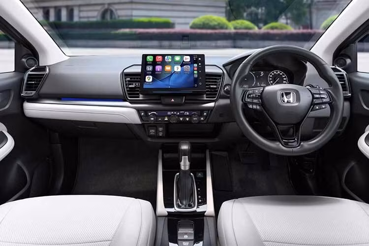 Nội thất được nâng cấp với màn hình cảm ứng Floating Screen 10,1 inch, hỗ trợ Apple CarPlay và Android Auto không dây, cùng đèn Ambient Light tạo không gian cabin sang trọng.