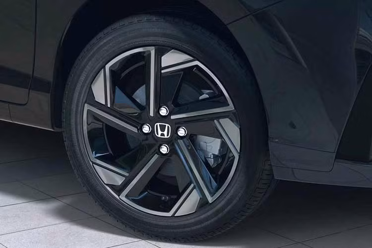 Bộ mâm hợp kim dạng 5 chấu cỡ 16 inch hai tông màu, logo chữ H Monochrome, đèn hậu trong màu khói tối và cản sau thiết kế mới giúp cho xe sedan cỡ B này hiện đại và thể thao hơn.