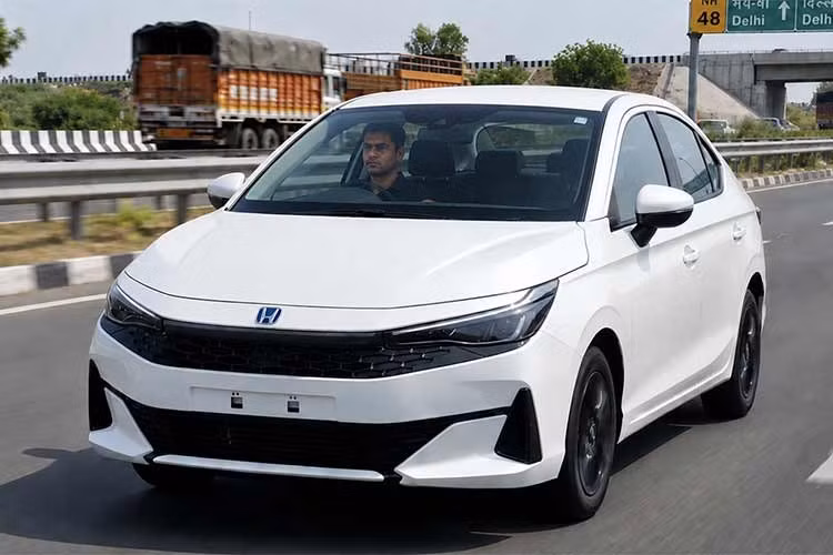 Xe cung cấp 6 màu ngoại thất gồm: xanh ngọc Obsidian Blue Pearl, đỏ Radiant Red Metallic, đen Crystal Black Pearl, trắng Platinum White Pearl, bạc Lunar Silver Metallic và xám Meteoroid Grey Metallic. Nội thất có 2 tùy chọn màu: beige và đen.