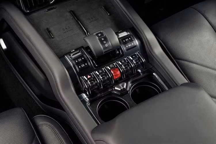 Những chi tiết đáng chú ý khác của BYD Denza B8 gồm phần ốp thân xe sơn đen bóng, tay nắm cửa ẩn và mâm 20 inch với thiết kế nan chữ Y đi kèm lốp Michelin Pilot Sport EV kích thước 275/55. Nhìn chung, thiết kế ngoại thất của Denza B8 được đánh giá là đầy uy lực nhưng không bị quá phô trương mà khá tiết chế.