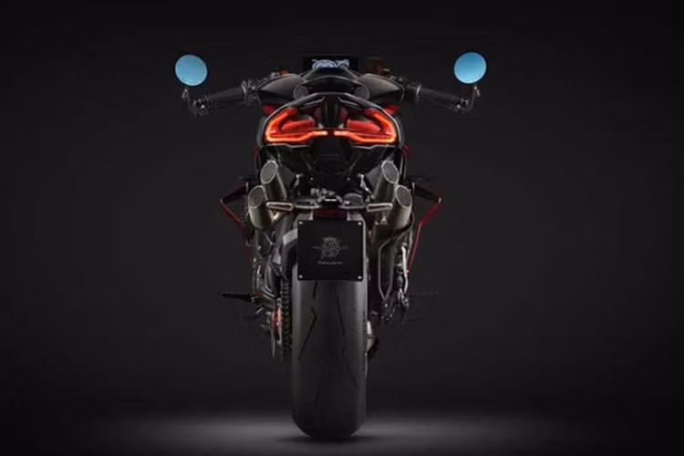 Hãng độ xe nhà Audi đã sử dụng sợi carbon cho 19 chi tiết, bao gồm pad gắn chắn bùn trước, nắp hộp gió, viền bảng điều khiển, ống dẫn khí bên trong, tấm ốp hông bình xăng, nắp đèn pha, cánh gió trước, tấm chắn nhiệt, ốp bưởng côn và bưởng máy.