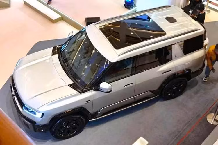 Denza B8 sử dụng dụng hệ truyền động hybrid sạc điện có tên Dual Mode Off-road (DMO) Super Hybrid của BYD. Hệ thống này bao gồm động cơ xăng 4 xi-lanh, tăng áp, dung tích 2.0L đặt dọc, cho công suất tối đa 197 mã lực và mô-men xoắn cực đại 350 Nm, đi kèm hộp số hybrid chuyên dụng (DHT) cùng pin Blade LFP dung lượng 36,8 kWh.