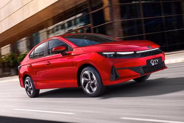Honda vừa ra mắt City facelift 2026 mới tại thị trường Ấn Độ, mang đến nhiều nâng cấp đáng chú ý về thiết kế, tiện nghi và công nghệ so với phiên bản hiện tại. Phiên bản mới được tinh chỉnh từ đầu đến đuôi, với nhiều chi tiết hiện đại hơn, hứa hẹn nâng cao trải nghiệm lái cho người dùng.