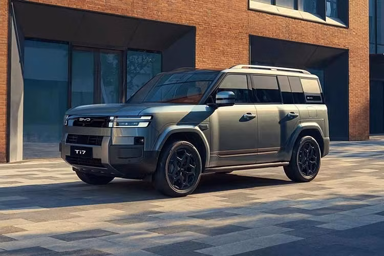 Ti7 từng ra mắt tại Thái Lan vào năm ngoái dưới thương hiệu Fangchengbao. Sau đó, BYD xác nhận mẫu xe này sẽ có mặt tại Anh nhưng mang logo BYD. Về ngoại hình, Ti7 có nhiều nét giống hai mẫu B5 và B8 đang được Fangchengbao bán tại Trung Quốc.