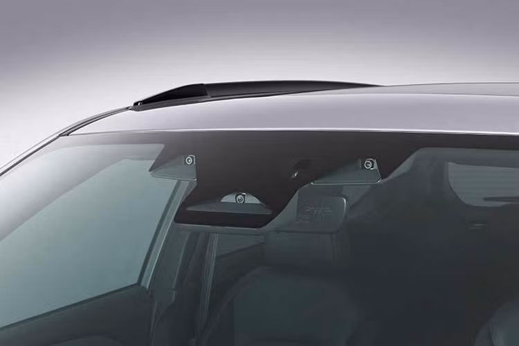 Subaru đã bắt đầu nhận đơn đặt hàng cho Forester bản nâng cấp này tại Nhật Bản với mục tiêu doanh số duy trì ở mức 2.200 xe mỗi tháng. Phiên bản tiêu chuẩn Touring có mức giá khởi điểm thấp nhất là 3.850.000 yên (637,85 triệu đồng), tiếp theo là bản Touring EX có giá 3.993.000 yên (khoảng 661,57 triệu đồng). Phiên bản đầu bảng Premium S:HEV EX được chào bán với mức giá 4.642.000 yên (tương đương 769,63 triệu đồng).