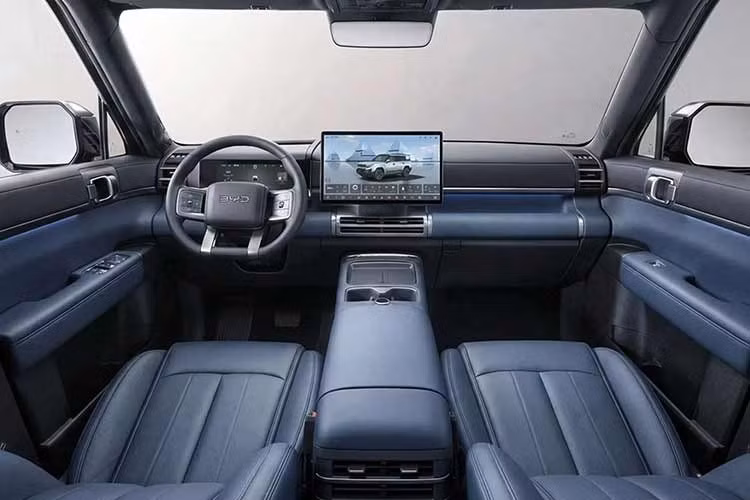 BYD Ti7 sở hữu kích thước dài x rộng x cao lần lượt là 5.146 x 1.995 x 1.865 mm, chiều dài cơ sở đạt 2.920 mm. Với các thông số này, Ti7 dài hơn Land Rover Defender 110 nhưng chiều rộng lại nhỏ hơn một chút.