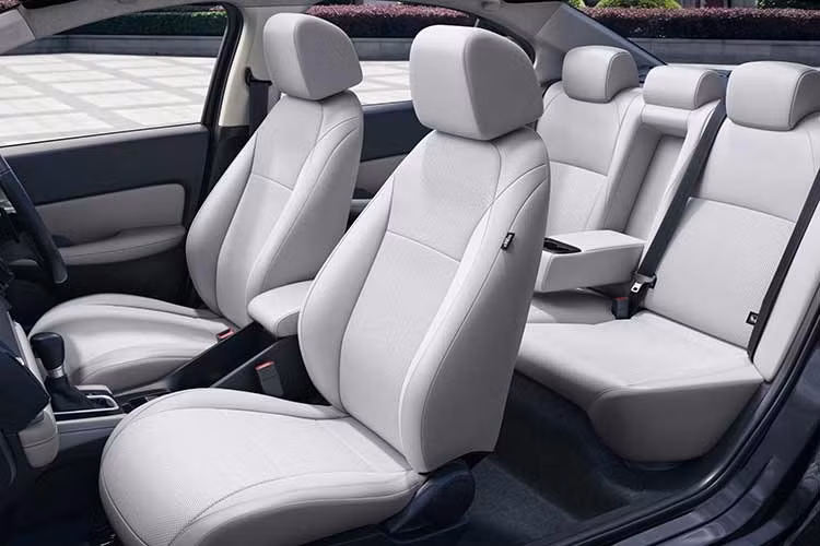 Về an toàn, City facelift 2026 tiếp tục sử dụng Honda SENSING với các tính năng hỗ trợ lái gồm: đèn pha tự động, cảnh báo và hỗ trợ giữ làn đường, hỗ trợ phanh khẩn cấp khi va chạm với xe hoặc người đi bộ (CMBS)...
