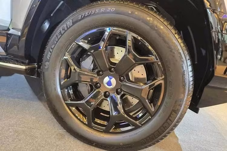 Giống phần lớn các mẫu xe PHEV khác của Trung Quốc, BYD Denza B8 cũng ưu tiên chạy hoàn toàn bằng điện cho tới khi pin còn khoảng 25% dung lượng. Lúc này, động cơ xăng mới hoạt động để duy trì mức sạc cho pin. Hệ thống vận hành liền mạch giữa các chế độ Pure EV, HEV Series và Parallel.