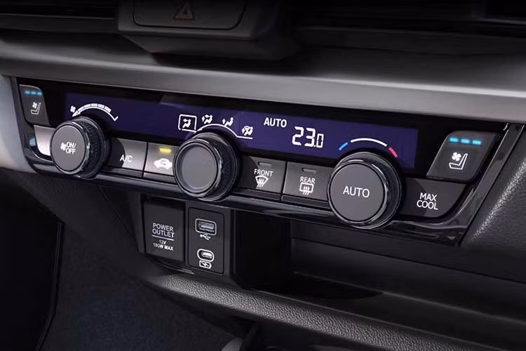 Các tiện nghi khác bao gồm sạc không dây, cửa sổ trời Sunroof, camera 360 độ, camera quan sát bên LaneWatch, ghế trước có chức năng làm mát (Ventilation Seats) và màn chắn nắng kính sau. Hệ thống phanh tay điện tử với chức năng Auto Brake Hold cũng được trang bị.