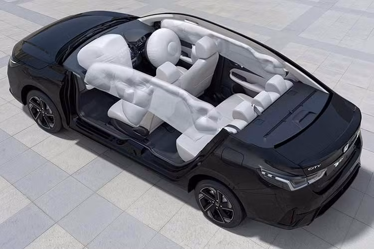 Ngoài ra Honda City facelift 2026 còn có hệ thống Cruise Control thích ứng (ACC) với chức năng theo dõi xe phía trước ở tốc độ thấp, cùng cảnh báo khi xe phía trước di chuyển (Lead Car Departure).