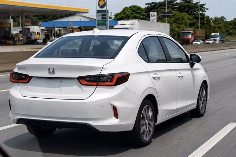 Ngoài ra, động cơ 1.0 TURBO vẫn được giữ lại trên Honda City facelift 2026 với công suất 122 mã lực và mô-men xoắn 173 Nm, dẫn động cầu trước. Tại Ấn Độ, Honda City facelift có giá khởi điểm khoảng 365 triệu đồng. Trong khi đó, phiên bản hybrid cao cấp có giá gần 640 triệu đồng.