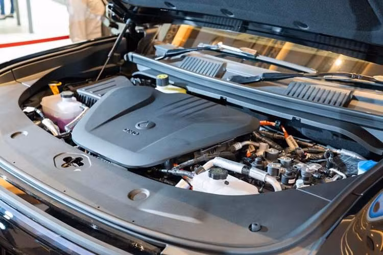 Dù ở phiên bản nào, BYD Denza B8 tại Malaysia cũng được trang bị 4 cửa hít, bảng đồng hồ kỹ thuật số 12,3 inch, màn hình cảm ứng trung tâm 17,3 inch, 2 đế sạc không dây 50W, hộc có chức năng hâm nóng/làm mát đồ uống bên dưới bệ tì tay, điều hòa tự động 3 vùng độc lập, ghế trước chỉnh điện có sưởi/thông gió/massage, hệ thống âm thanh Devialet 18 loa và cần số tự động nâng lên khi khởi động máy.