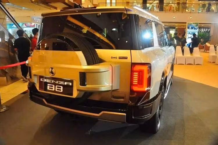 Bên cạnh đó là hai mô-tơ điện có công suất tối đa/mô-men xoắn cực đại lần lượt 272 mã lực/360 Nm phía trước và 408 mã lực/400 Nm đằng sau. Dù có trọng lượng lên tới 3.290 kg nhưng xe vẫn có thể tăng tốc 0-100 km/h trong 4,8 giây nhờ tổng công suất hệ thống đạt 612 mã lực và mô-men xoắn cực đại 760 Nm. Ngoài ra, xe còn có thể chạy 115 km không cần dùng động cơ xăng theo chuẩn NEDC.