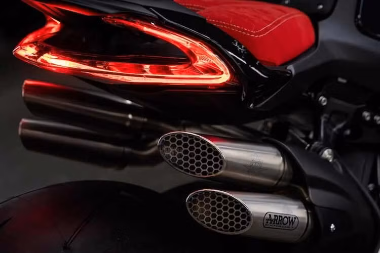 MV Agusta Brutale 1000 ABT được trang bị động cơ bốn xi-lanh thẳng hàng 998cc, đã được nâng cấp với trục cam mới, hệ thống quản lý động cơ được cải tiến, điều khiển bướm ga được tinh chỉnh và tỷ số truyền cuối ngắn hơn. Công suất vẫn giữ nguyên như phiên bản tiêu chuẩn ở mức 199 mã lực và mô-men xoắn 116Nm.