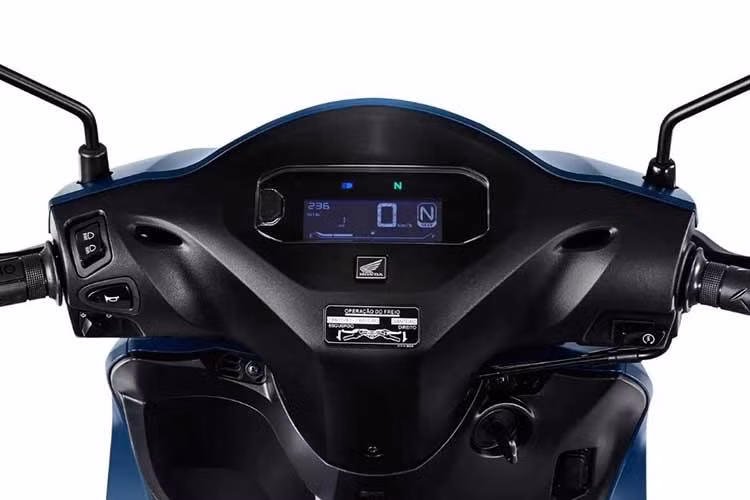 Thiết kế này giúp bánh trước của Honda Biz 125 tăng độ ổn định và khả năng hấp thụ dao động mặt đường, còn bánh sau nhỏ hơn góp phần hạ thấp chiều cao yên, giúp người lái dễ chống chân và điều khiển xe trong phố đông.