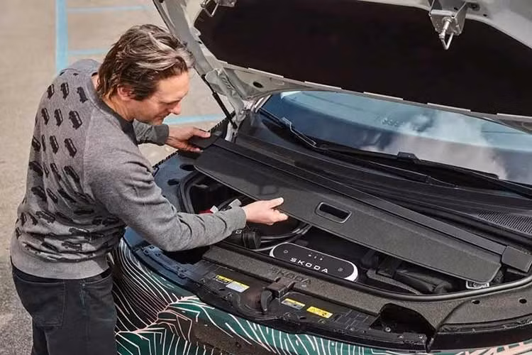 Skoda Peaq được xây dựng trên nền tảng kỹ thuật xe điện mới nhất của Tập đoàn Volkswagen. Mẫu xe này trang bị động cơ điện thế hệ mới, cụm pin cho tầm hoạt động hơn 600 km sau một lần sạc đầy và hệ thống treo thích ứng. Xe có không gian đủ cho 7 người ngồi, cabin có khả năng cách âm cao và tích hợp hệ thống loa giải trí cao cấp của hãng Sonos.
