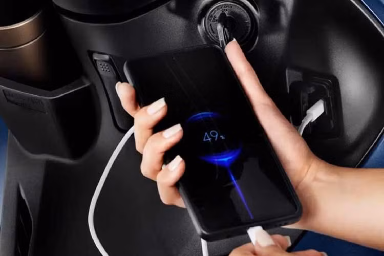 Honda Biz 125 được phân phối với hai phiên bản gồm EX và ES. Phiên bản EX sở hữu trang bị cao cấp hơn với phanh đĩa trước, đèn định vị LED DRL và bảng đồng hồ kỹ thuật số hiện đại. Trong khi đó, phiên bản ES tập trung vào tính thực dụng với hệ thống phanh tang trống trước sau, nhưng vẫn được trang bị vành hợp kim và lốp không săm.