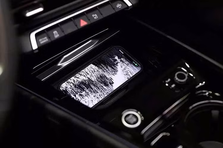 Ngoài ra, xe còn có hệ thống hỗ trợ đỗ xe Park Assist Plus, camera lùi, cảnh báo điểm mù, cảnh báo vật thể cắt ngang phía sau, phanh tự động khẩn cấp phía trước, cảnh báo chệch làn, cảnh báo điểm mù, cảnh báo mở cửa an toàn. Do có vòm mui thấp hơn, thể tích khoang hành lý tối đa của Sportback chỉ đạt 1.289 thay vì 1.386 lít như Q3 SUV thường, dù cả 2 xe đều đạt tối thiểu 488 lít.