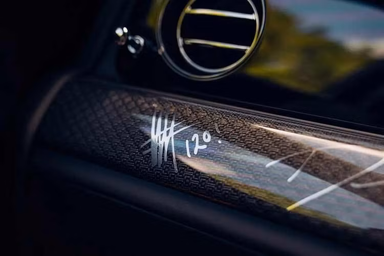 Bên cạnh đó, chiếc xe siêu sang Rolls-Royce Ghost Black Badge Tourist Trophy độc nhất vô nhị này cũng có các chữ ký và thông điệp màu bạc được khắc trên các tấm ốp nội thất.