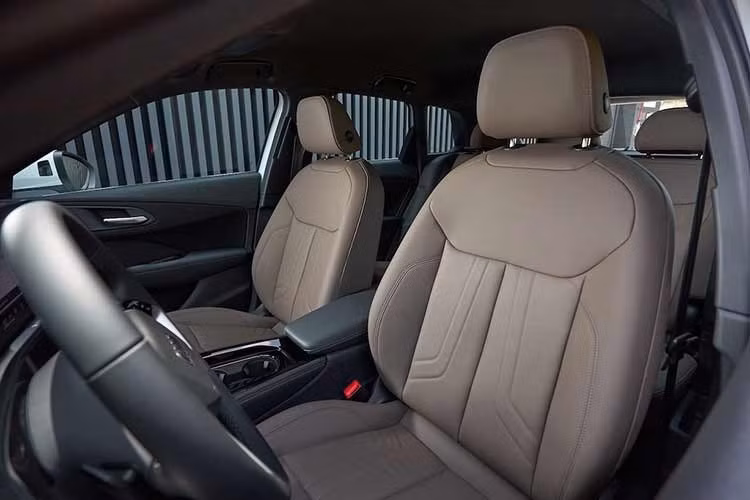 Các trang bị tiêu chuẩn của cả 2 bản Q3 tại Việt Nam gồm kính chắn gió cách nhiệt, kính cửa trước cách âm, ghế trước chỉnh điện tích hợp sưởi, nhớ vị trí ghế lái, ghế sau có thể trượt và điều chỉnh độ ngả lưng ghế, khoá thông minh, cổng USB-C cho mọi hàng ghế, điều hoà tự động 3 vùng độc lập, đèn nội thất ambient light đổi màu, dàn âm thanh 10 loa 260W, kết nối điện thoại qua Apple CarPlay/Android Auto.