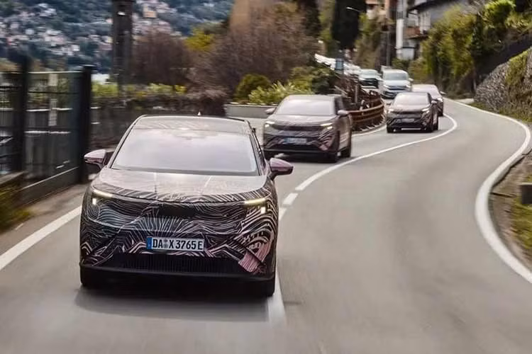 Skoda Peaq EV 2027 mới được thử nghiệm trong buồng khí hậu, hầm gió và các môi trường khắc nghiệt từ sa mạc Arizona (Mỹ) cho đến vùng băng giá cách Vòng Bắc Cực 200 km, nơi nhiệt độ có thể xuống tới âm 40°C, nhằm bảo đảm độ tin cậy tối đa cho người dùng.