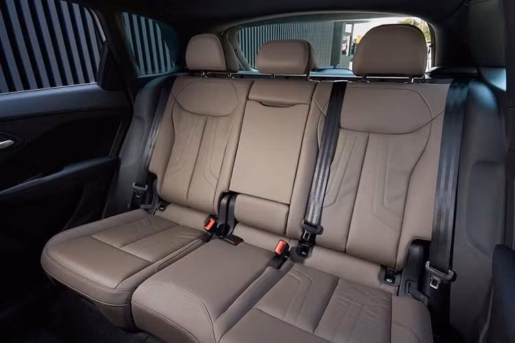 Liên quan tới cảm giác vận hành và an toàn, mọi phiên bản Q3 đều có hệ thống lái biến thiên và treo Comfort. Các trang bị an toàn tiêu chuẩn gồm túi khí phía trước, túi khí trung tâm, túi khí bên và túi khí rèm, cảnh báo áp suất lốp, giữ ga tự động thông minh, giám sát người lái mất tập trung, hỗ trợ khởi hành ngang dốc...