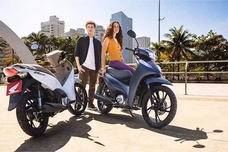 Tại Brazil, Honda Biz 125 ES có giá khởi điểm 13.505 Real (khoảng 68,9 triệu đồng), trong khi phiên bản EX được niêm yết ở mức 16.849 Real (khoảng 86 triệu đồng). Khoảng chênh lệch giá chủ yếu đến từ các trang bị như phanh đĩa trước, đèn LED DRL và bảng đồng hồ hiện đại hơn trên bản EX.