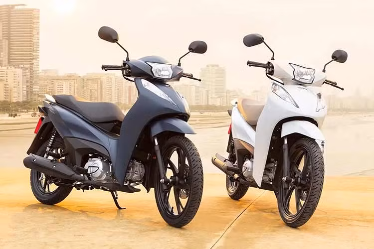 Biz 125 có trọng lượng khô khoảng 96 kg. Chiều cao yên đạt 753 mm trên bản EX và 749 mm trên bản ES, phù hợp với nhiều đối tượng người dùng. Nhờ trọng lượng nhẹ cùng tư thế lái thân thiện, mẫu xe này đặc biệt phù hợp với người mới sử dụng xe máy hoặc những ai thường xuyên di chuyển trong môi trường đô thị đông đúc.