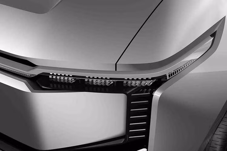 Nhiều nguồn tin cho rằng mẫu xe mới có thể là phiên bản thương mại phát triển từ concept Toyota Land Cruiser Se, từng được Toyota giới thiệu trước đây. Nếu thành hiện thực, đây sẽ là một hướng đi hoàn toàn mới cho dòng Land Cruiser.