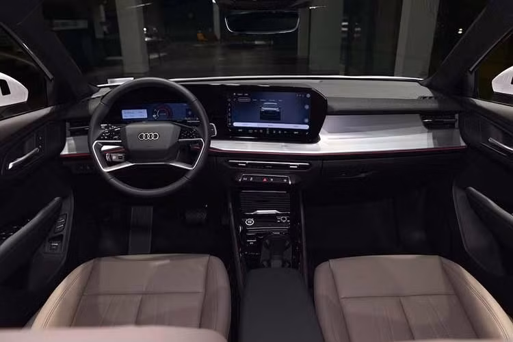 Bên trong, chiếc xe tiếp tục mang những nét đặc trưng từ những chiếc Audi mới lớn hơn, bao gồm bảng hiển thị màn hình rộng "sân khấu kỹ thuật số" cong chứa cụm đồng hồ kỹ thuật số 11,9 inch và màn hình cảm ứng thông tin giải trí MMI 12,8 inch. Học theo đối thủ Mercedes-Benz, Tesla và nhiều mẫu xe hơi Trung Quốc, Audi cũng đã cải tiến các cần gạt sau vô lăng.