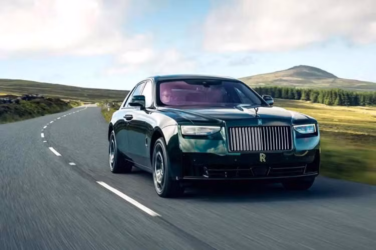 Cách đây 120 năm, Charles Rolls đã cầm lái chiếc Rolls-Royce Light 20 H.P. thẳng tiến đến vinh quang tại giải đua Isle of Man Tourist Trophy năm 1906. Để kỷ niệm cột mốc lịch sử này, hãng xe siêu sang Anh quốc đã vén màn phiên bản đặc biệt Ghost Black Badge Tourist Trophy.