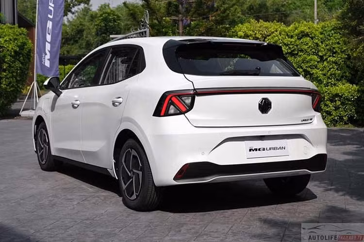 Tại xứ sở Chùa Vàng, mẫu xe hatchback thuần điện này không sử dụng tên gọi MG4 mà được bán dưới tên đơn giản là MG Urban nhằm phân biệt với mẫu MG4 cũ. Tiếp nối xu hướng của nhiều mẫu xe hatchback điện Trung Quốc hiện đại, MG Urban sở hữu thiết kế thân xe một khoang với phong cách trung tính hơn, không còn sắc sảo và thể thao như MG4 đời cũ.