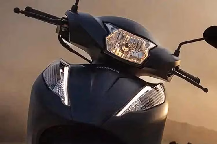 Xe cũng được trang bị hệ thống phanh kết hợp CBS, hỗ trợ phân bổ lực phanh giữa hai bánh, giúp việc kiểm soát xe trở nên an toàn và dễ dàng hơn. Một điểm đặc trưng khác của Biz 125 là thiết lập bánh xe không đối xứng. Bánh trước kích thước 17 inch đi kèm lốp 70/90-17, trong khi bánh sau chỉ 14 inch với lốp 80/100-14.
